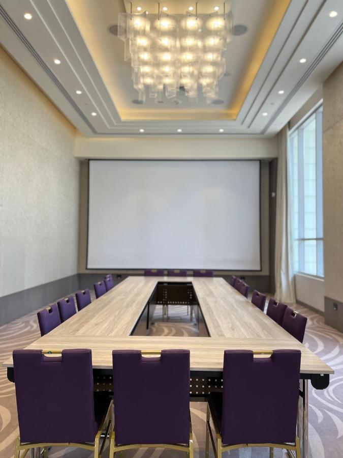 Khalidia Palace Hotel Dubai By Mourouj Gloria 외부 사진 A projection screen in a meeting room
